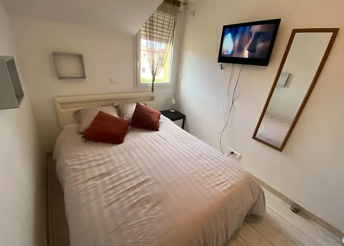 Appartement T3 Individuel Avec Acces Piscine Et Jardin Prives